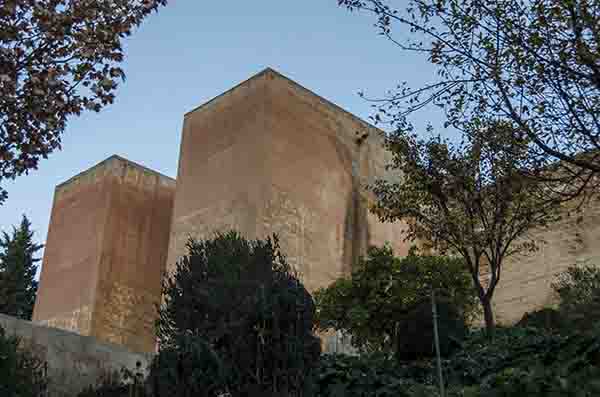 Granada 096 - La Alhambra - Torre y Puerta de Siete Suelos.jpg